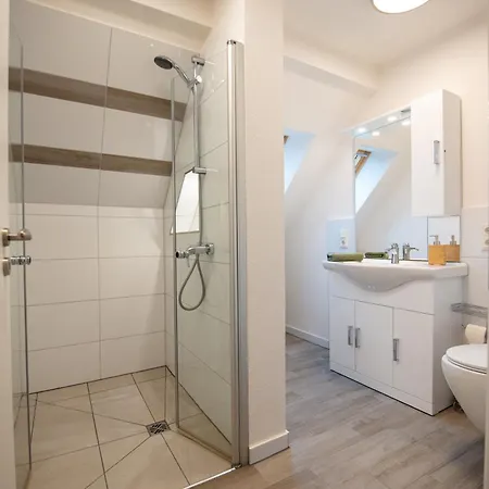 Queensize Bett & Netflix Zentral Idar-Oberstein Exterior photo