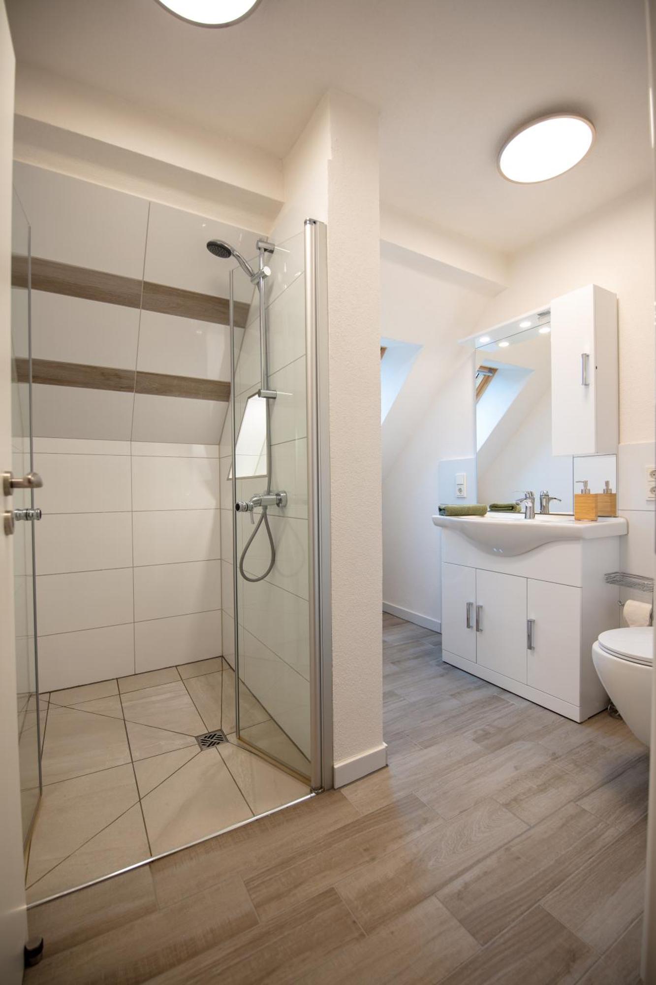 Queensize Bett & Netflix Zentral * Idar-Oberstein